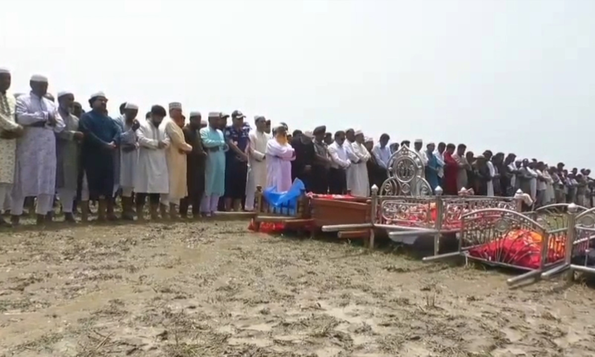ট্রাক উল্টে নিহত ৯ জনের নওগাঁয় দাফন সম্পন্ন