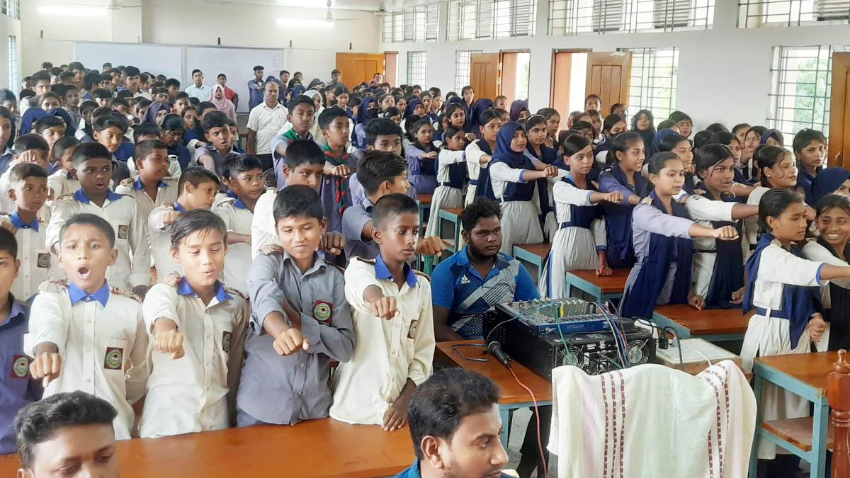 শিক্ষার্থীদের দুর্নীতিবিরোধী শপথবাক্য পাঠ।      ছবি- রূপালী বাংলাদেশ