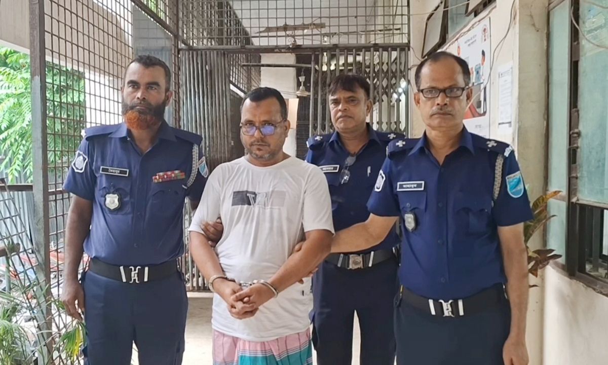 রায় ঘোষণার পর উপিস্থিত থাকা আসামিকে জেলহাজতে নেওয়া হয়। ছবি- রূপালী বাংলাদেশ