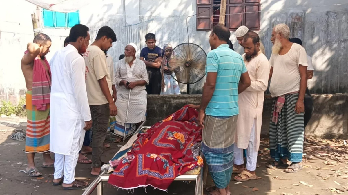 নিহতের লাশ দেখতে ভিড় করে প্রতিবেশীরা।  ছবি - সংগৃহীত