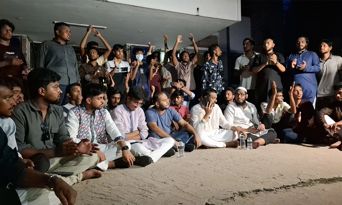 থানার সামনে অবস্থান নিলেন নাসীরুদ্দীন পাটওয়ারী। ছবি : রূপালী বাংলাদেশ