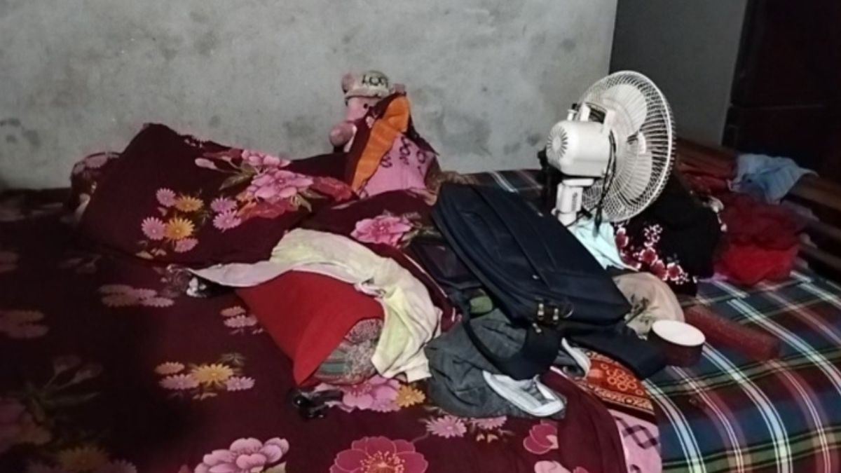 লুটপাটের পর বাসার জিনিসপত্র এলোমেলো অবস্থায়। ছবি- রূপালী বাংলাদেশ