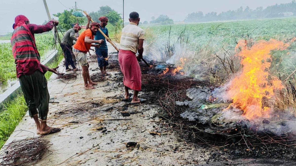 ১৫০টি নিষিদ্ধ চায়না দুয়ারি জাল উদ্ধার করে পুড়িয়ে ধ্বংস করেছে প্রশাসন।    ছবি- রূপালী বাংলাদেশ