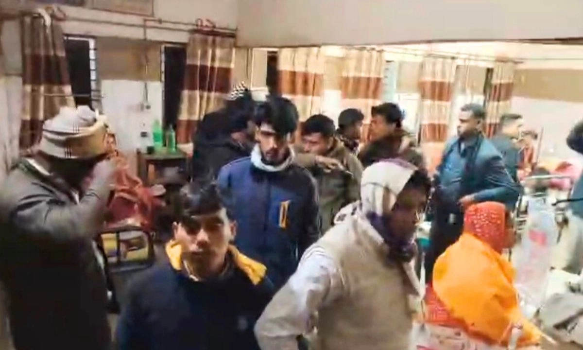 সংঘর্ষে আহত উভয় প্রার্থীর সমর্থকরা স্থানীয় হাসপাতালে চিকিৎসাধীন