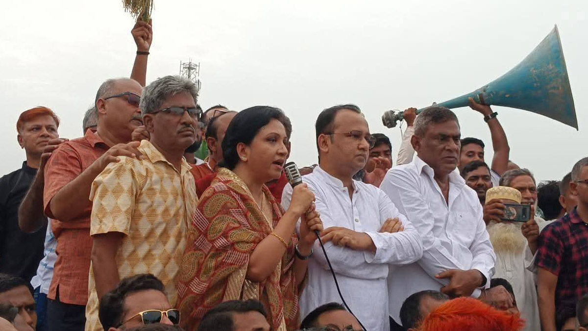 বিএনপি আয়োজিত বিজয় র‍্যালি শেষে সমাবেশে ব্যারিস্টার ফারজানা শারমিন পুতুল কথা বলেন।     ছবি- রূপালী বাংলাদেশ