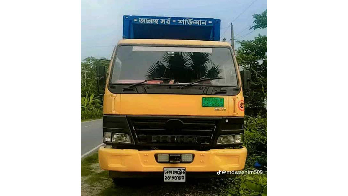 কাভার্ডভ্যান। ছবি- রূপালী বাংলাদেশ