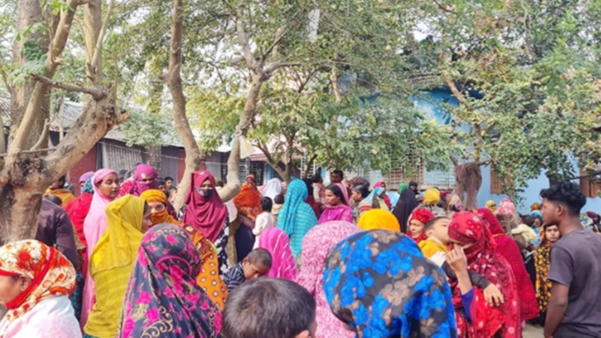 নিহতের বাড়িতে প্রতিবেশি ও স্বজনদের ভিড়। ছবি : রূপালী বাংলাদেশ