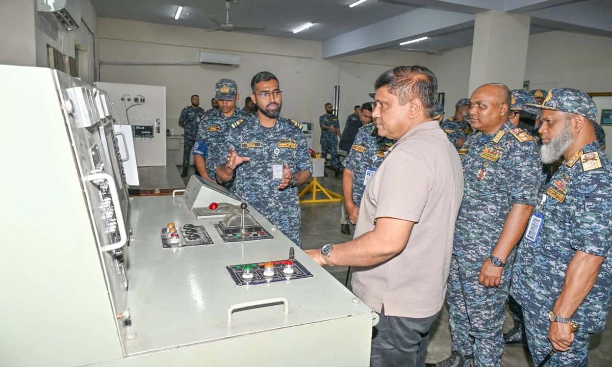 নৌবাহিনীর বিভিন্ন স্থাপনা পরিদর্শনে প্রধানমন্ত্রীর প্রতিরক্ষা উপদেষ্টা। ছবি : সংগৃহীত