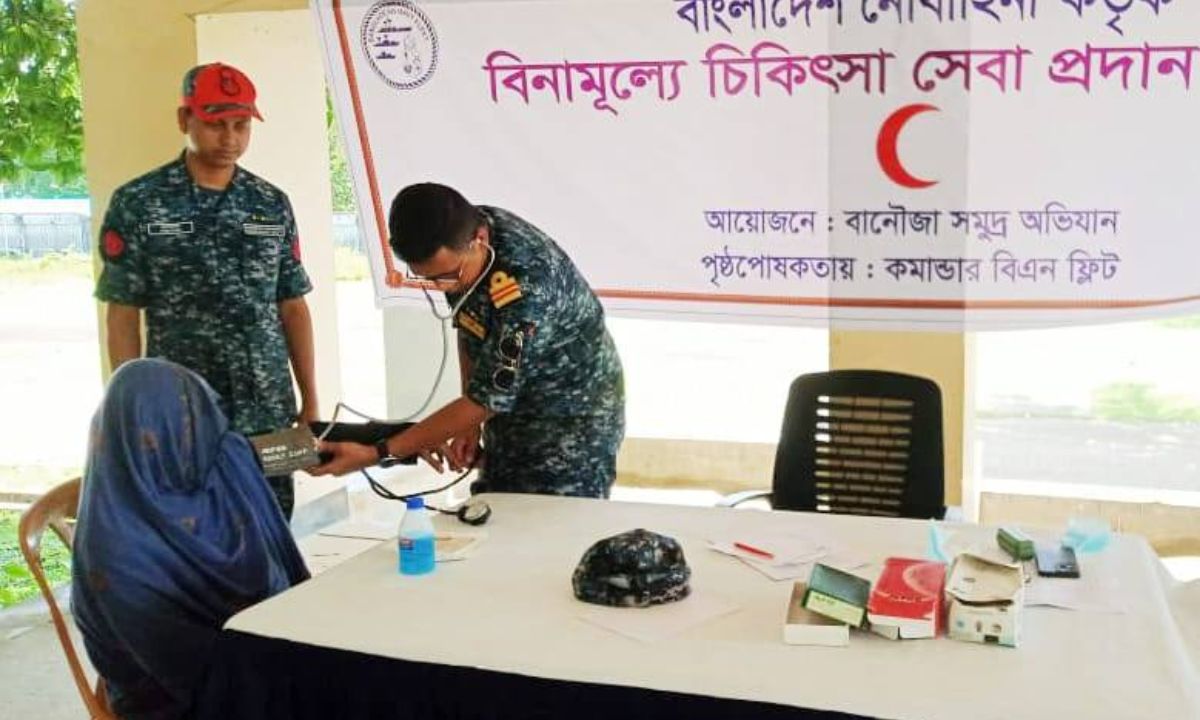 সেন্টমার্টিন দ্বীপে বিনামূল্যে চিকিৎসাসেবা প্রদান নৌবাহিনীর। ছবি- সংগৃহীত