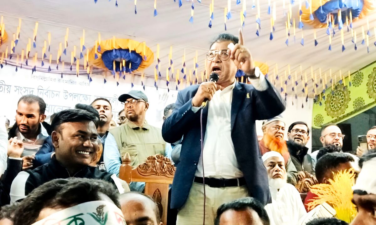 বিএনপির জনসভায় বক্তব্য রাখছেন নজরুল ইসলাম মোল্লা। ছবি : রূপালী বাংলাদেশ