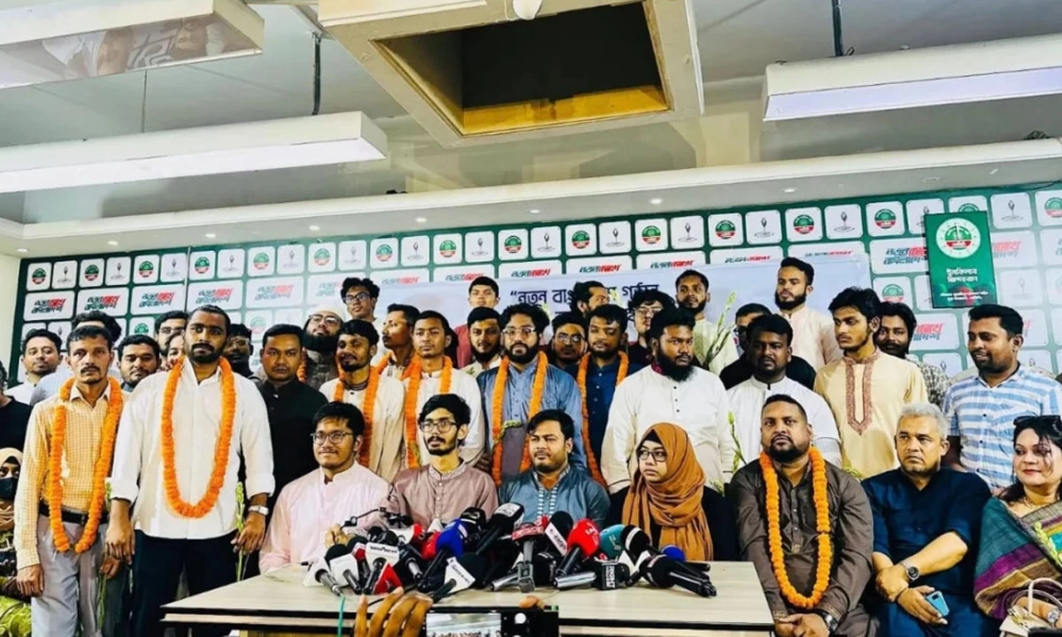 রাজধানীর বাংলা মোটরে সংগঠনটির কেন্দ্রীয় কার্যালয়ে আনুষ্ঠানিকভাবে যোগ দেয় নেতাকর্মীরা। ছবি : সংগৃহীত