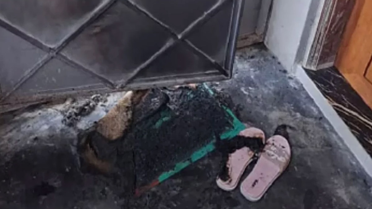 পুড়ে যাওয়া স্যান্ডেল-পাপোশ।   ছবি- সংগৃহীত