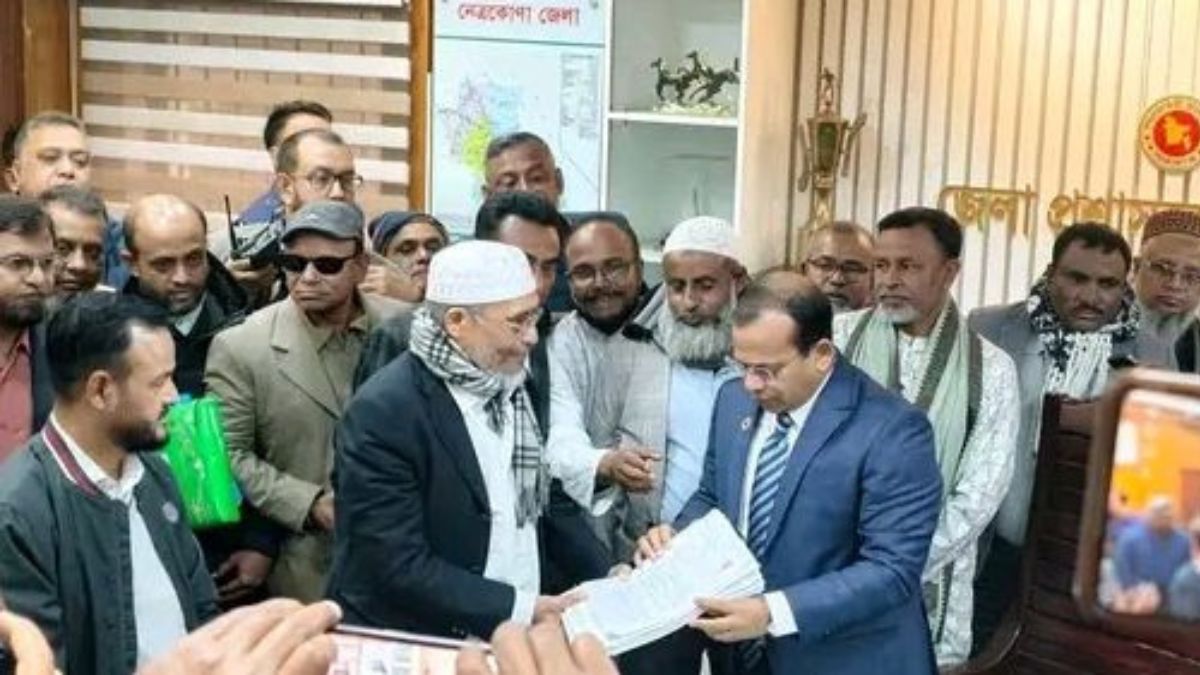 নেত্রকোনা জেলা রিটার্নিং কর্মকর্তার কার্যালয়ে মনোনয়নপত্র জমা দিলেন লুৎফুজ্জামান বাবর। ছবি- ‍রূপালী বাংলাদেশ