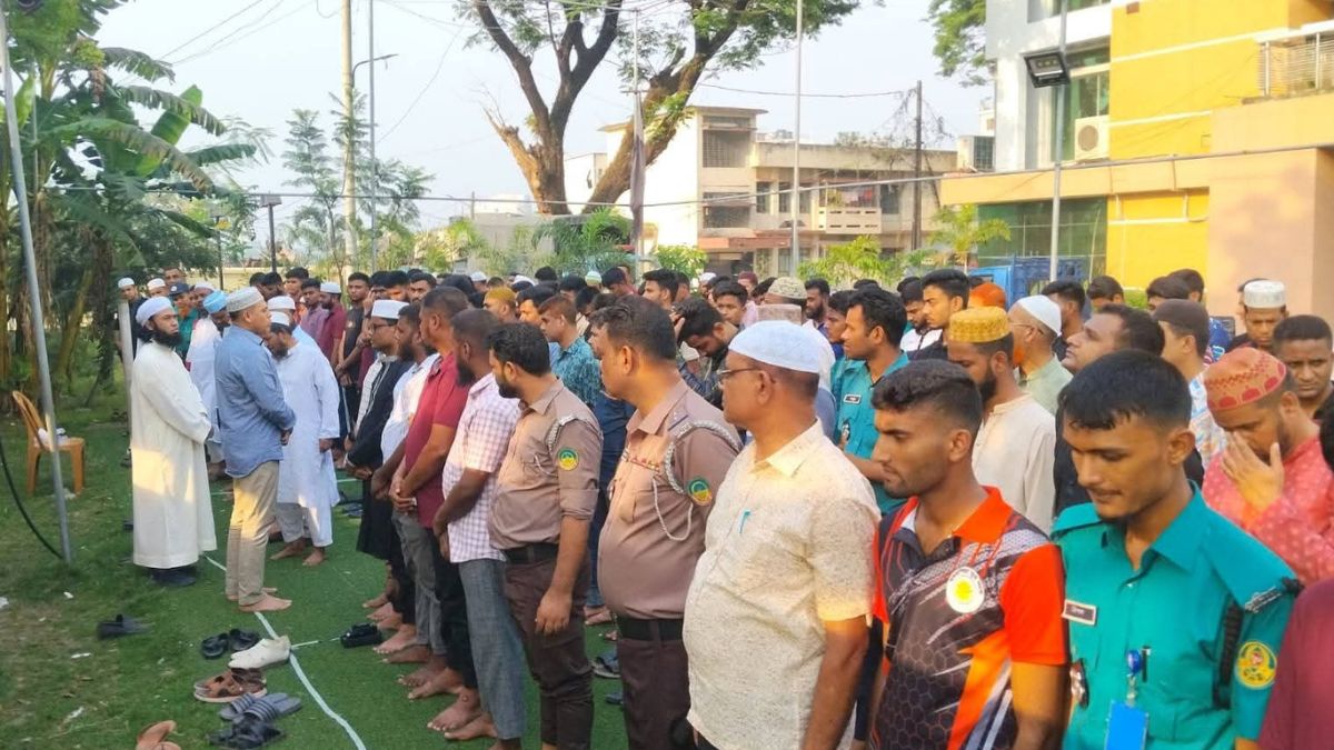 নিহত পুলিশ কর্মকর্তার জানাজা