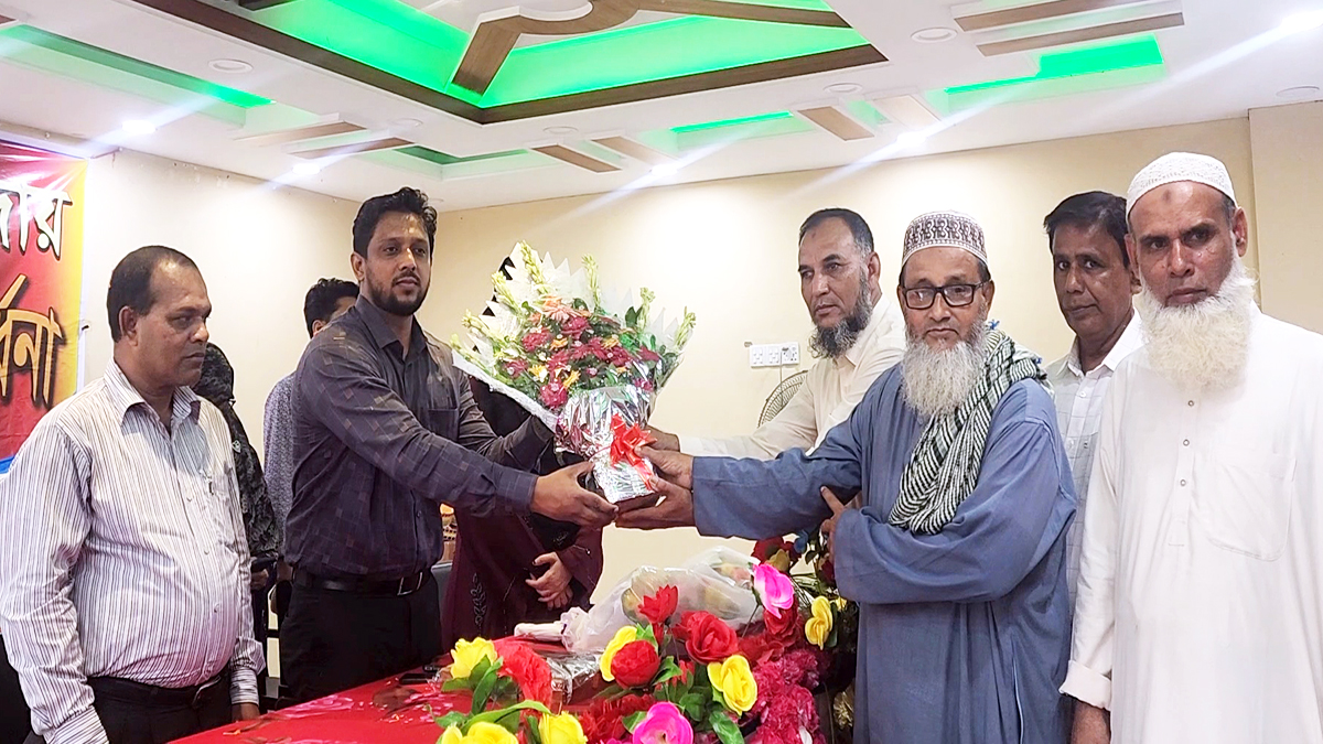 শিক্ষাবান্ধব উপজেলা নির্বাহী কর্মকর্তা (ইউএনও) মনজুরুল আলমকে বিদায় সংবর্ধনা। ছবি- রূপালী বাংলাদেশ
