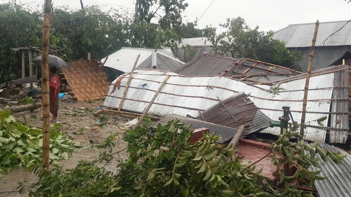 ঝড়ে লন্ডভন্ড ঘরবাড়ি। ছবি - সংগৃহীত