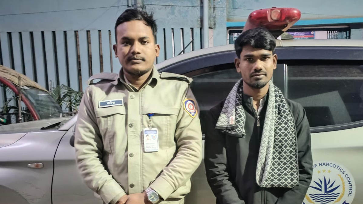 আটক যুবক পেয়ারুল ইসলাম। ছবি : সংগৃহীত