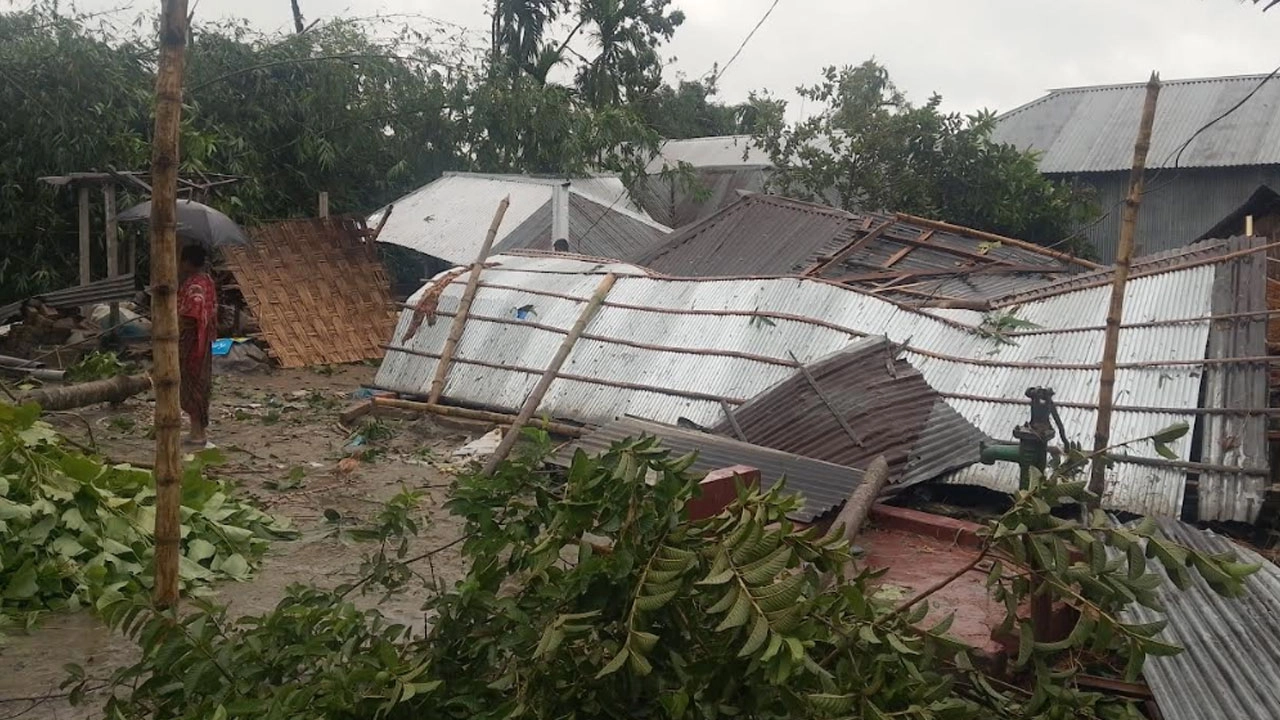 নীলফামারীতে টানা দুদিনের ভারি বৃষ্টিপাতের পর হঠাৎ ঝড়ে লন্ডভন্ড ঘরবাড়ি