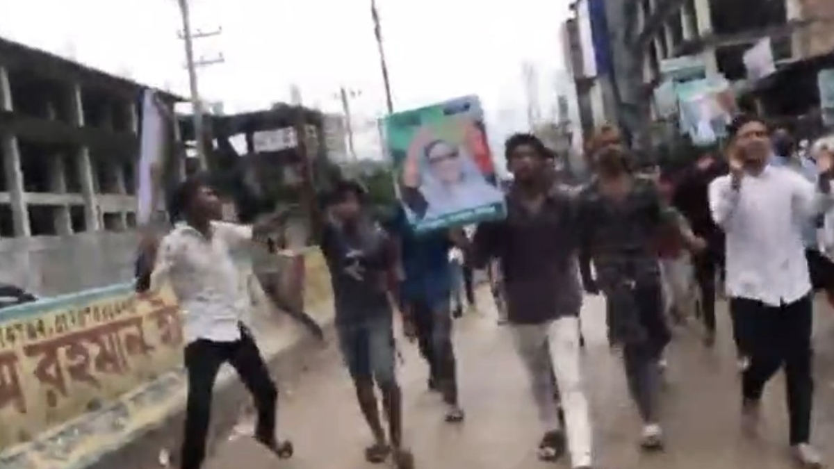 বেগমগঞ্জে নিষিদ্ধ ঘোষিত ছাত্রলীগের নেতাকর্মীরা ঝটিকা মিছিল করেছেন। ছবি- রূপালী বাংলাদেশ