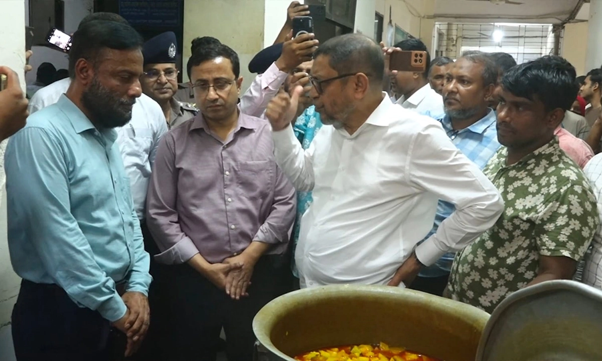 নোয়াখালী জেনারেল হাসপাতাল পরিদর্শনে স্বাস্থ্যমন্ত্রী। ছবি : রূপালী বাংলাদেশ