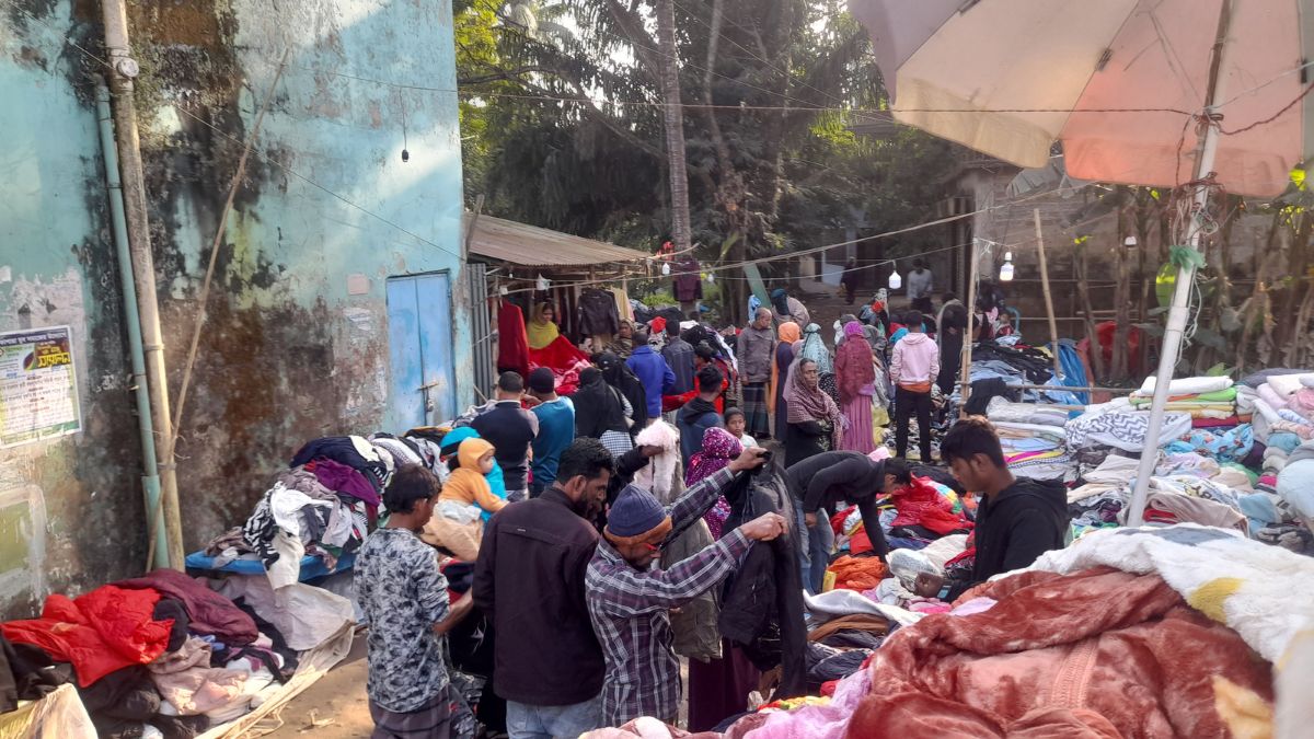 নবীগঞ্জ পৌর শহরের নতুন বাজারে পুরাতন কাপড় বেচাকেনার ধুম। ছবি- রূপালী বাংলাদেশ