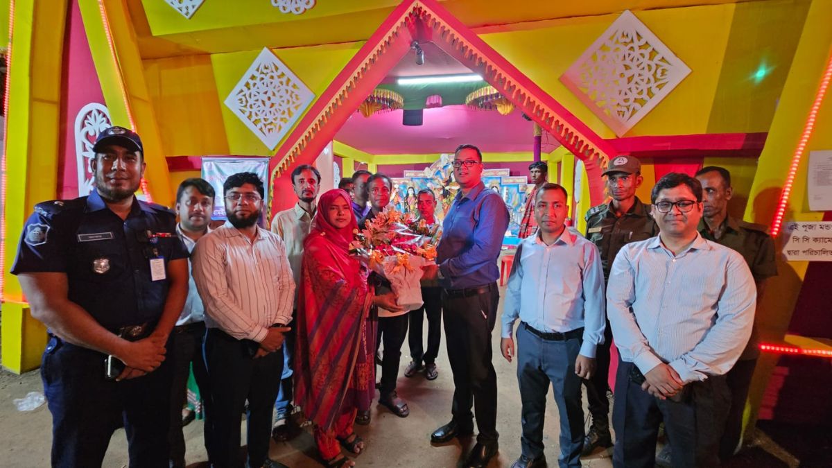 নওগাঁর ধামইরহাটে বিভিন্ন পূজামণ্ডপ পরিদর্শনে জেলা প্রশাসক মো. আবদুল আউয়াল। ছবি- রূপালী বাংলাদেশ