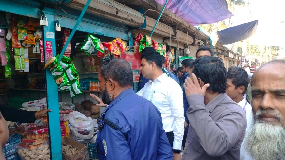 নলছিটিতে ফুটপাট দখলমুক্ত করতে প্রশাসনের অভিযান। ছবি- রূপালী বাংলাদেশ