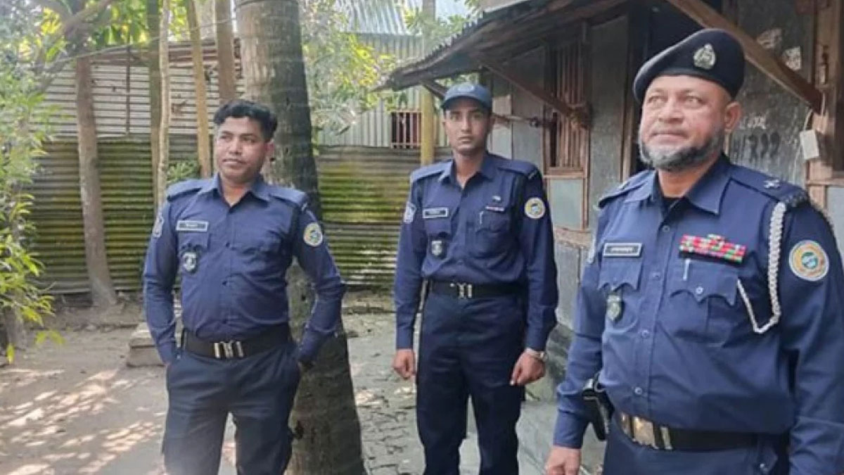 ওসমান হাদির গ্রামের বাড়িতে পুলিশ মোতায়েন ।  ছবি- সংগৃহীত