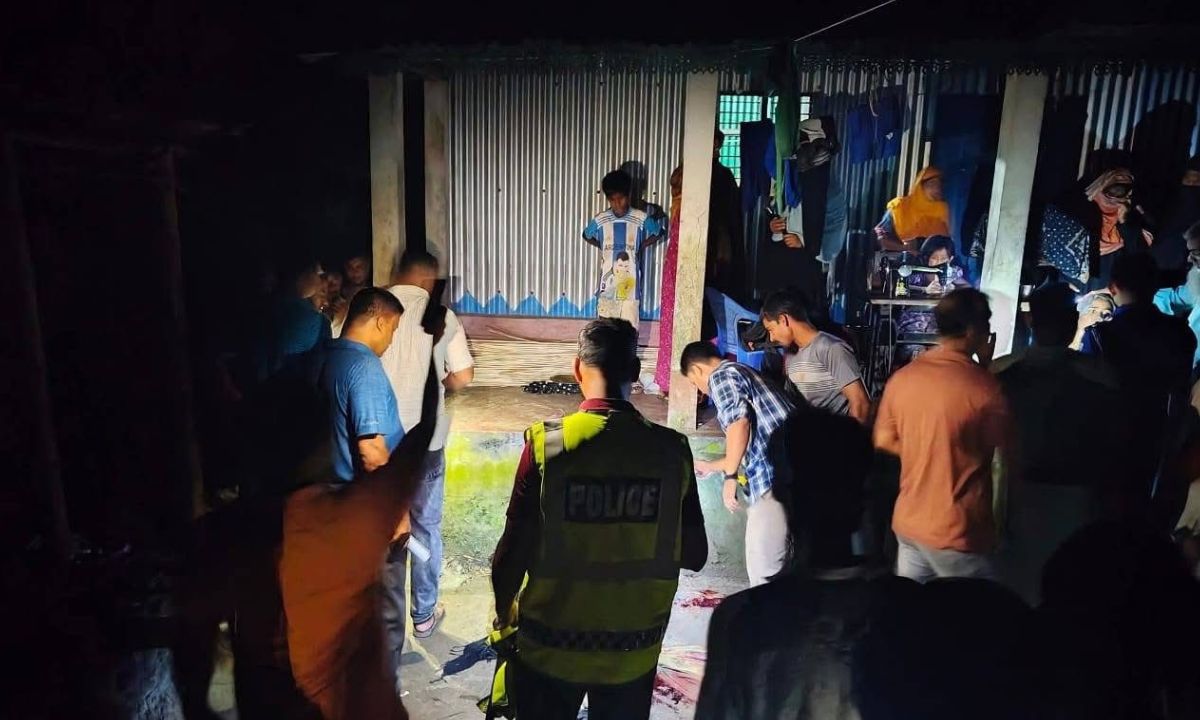 ঘটনাস্থলে স্থানীয়রা। ছবি- রূপালী বাংলাদেশ