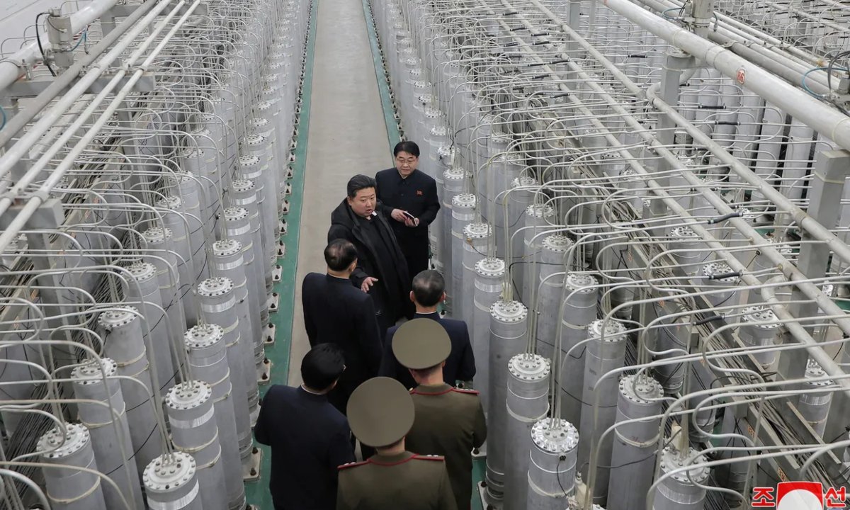 উত্তর কোরিয়ার পারমাণবিক উপকরণ উৎপাদন ঘাঁটি এবং পারমাণবিক অস্ত্র ইনস্টিটিউট পরিদর্শন করছেন কিম জং উন। ছবি: রয়টার্স