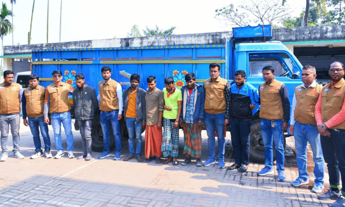 গ্রেপ্তারকৃতরা। ছবি : রূপালী বাংলাদেশ