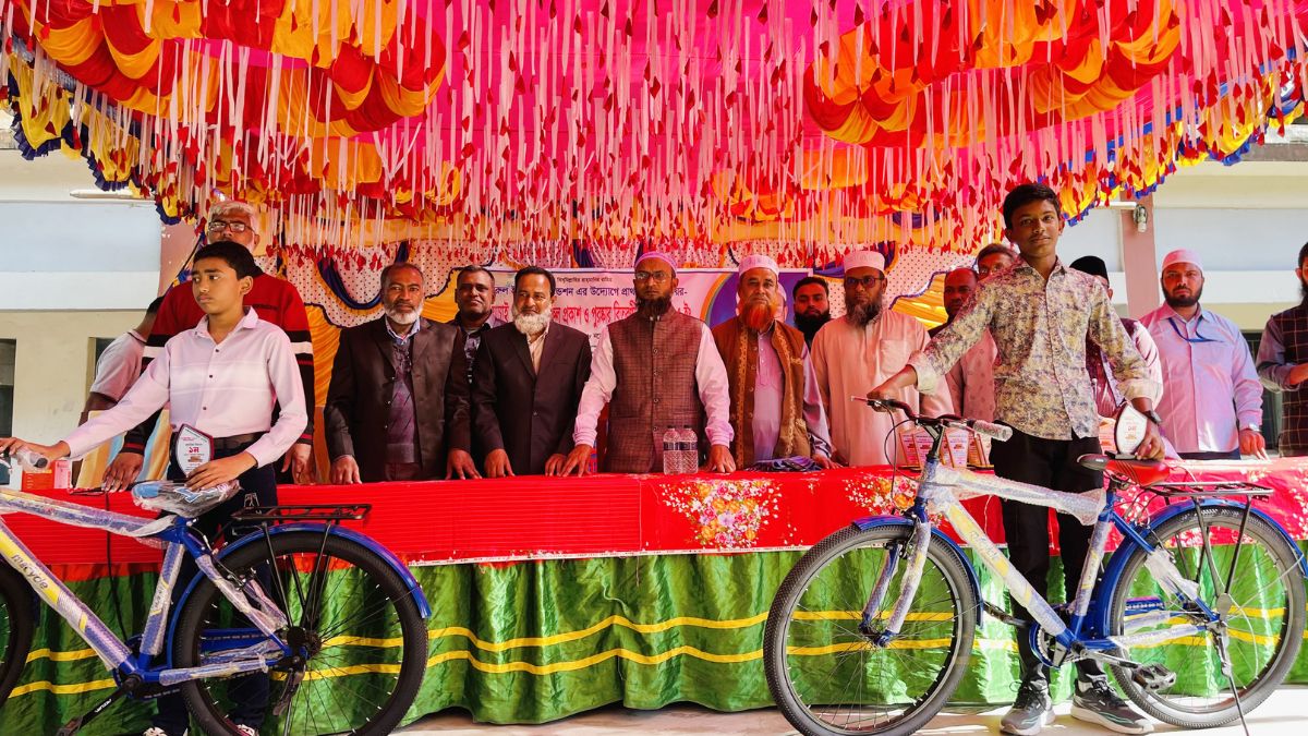 দুই শিক্ষার্থীকে বাইসাইকেল তুলে দেওয়া হযেছে। ছবি- রূপালী বাংলাদেশ