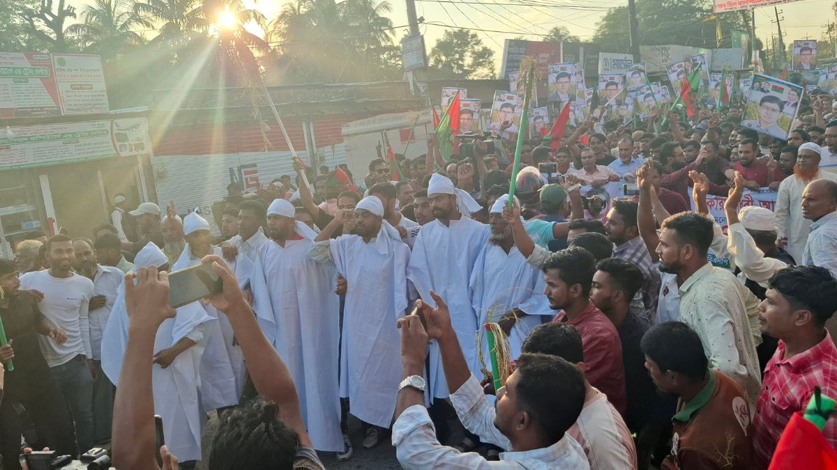 নোয়াখালীতে বিএনপির প্রার্থী পরিবর্তনের দাবিতে কাফনের কাপড়ে পরে বিক্ষোভ। ছবি- রূপালী বাংলাদেশ