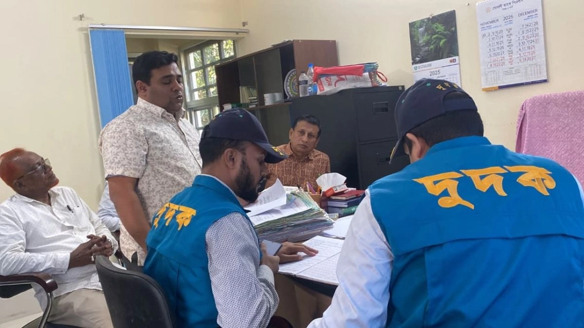 নোয়াখালীর কোম্পানীগঞ্জ উপজেলা কৃষি অফিসে অভিযানে দুদক। ছবি- রূপালী বাংলাদেশ