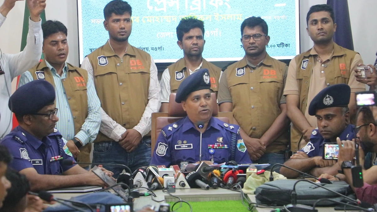 নওগাঁ পুলিশ সুপারের  কার্যালয়ে সংবাদ সম্মেলনে পুলিশ সুপার মোহাম্মদ তারিকুল ইসলাম। ছবি : রূপালী বাংলাদেশ