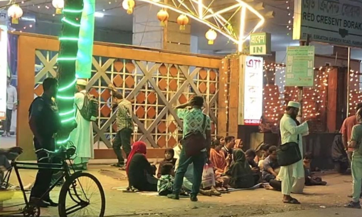 এনটিআরসিএ ভবনে তালা ঝুলিয়ে বিক্ষোভ করে চাকরিপ্রত্যাশীরা। ছবি- সংগৃহীত