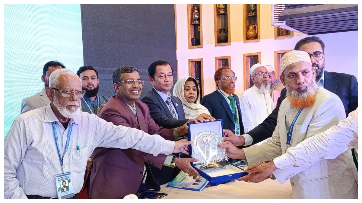 প্রিন্সিপাল নুরে আলম তালুকদার -কে সম্মাননা ক্রেস্ট তুলে দিচ্ছেন অনুষ্ঠানের প্রধান অতিথি লায়ন হারুনুর রশিদসহ ফরিদগঞ্জ থানা সমিতির সভাপতি ও সাধারণ সম্পাদক। ছবি - সংগৃহীত