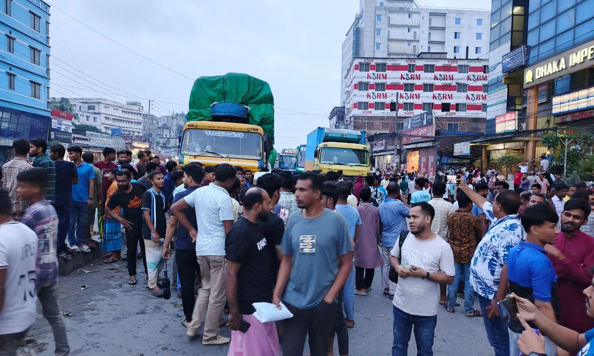 ঢাকা-ময়মনসিংহ মহাসড়ক অবরোধ করেছে এলাকাবাসী। ছবি- রূপালী বাংলাদেশ