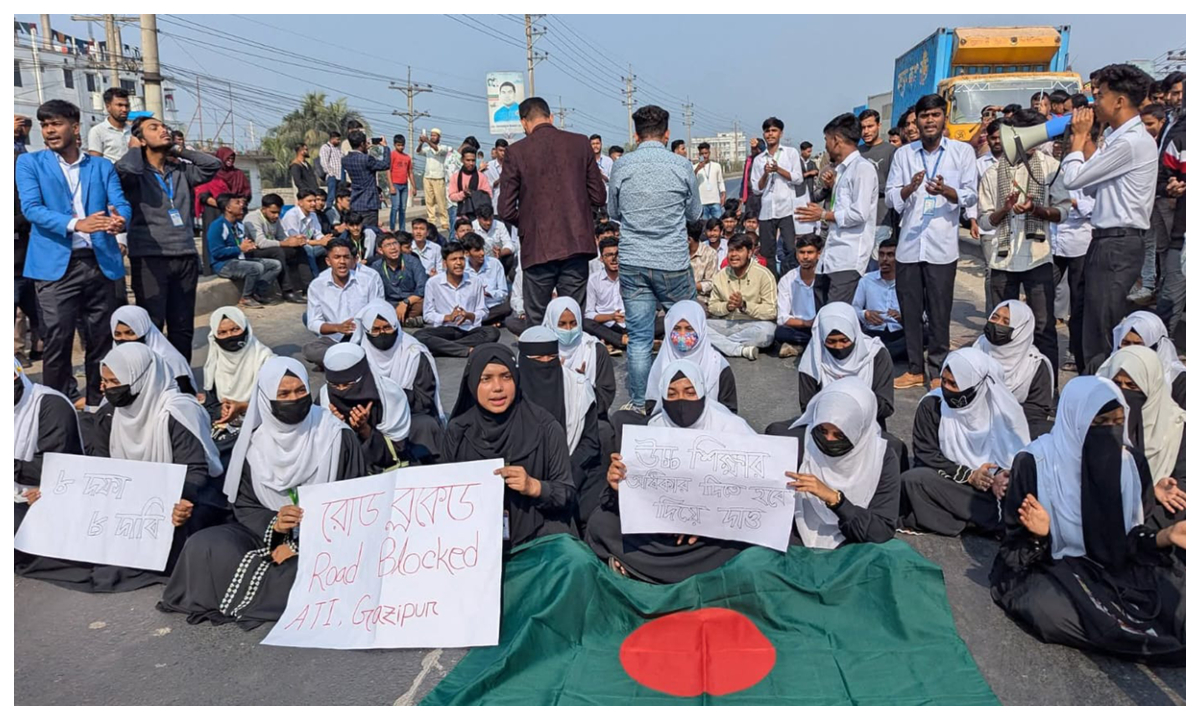 ৮ দফা দাবিতে শিক্ষার্থীদের ঢাকা-ময়মনসিংহ মহাসড়ক অবরোধ। ছবি- সংগৃহীত