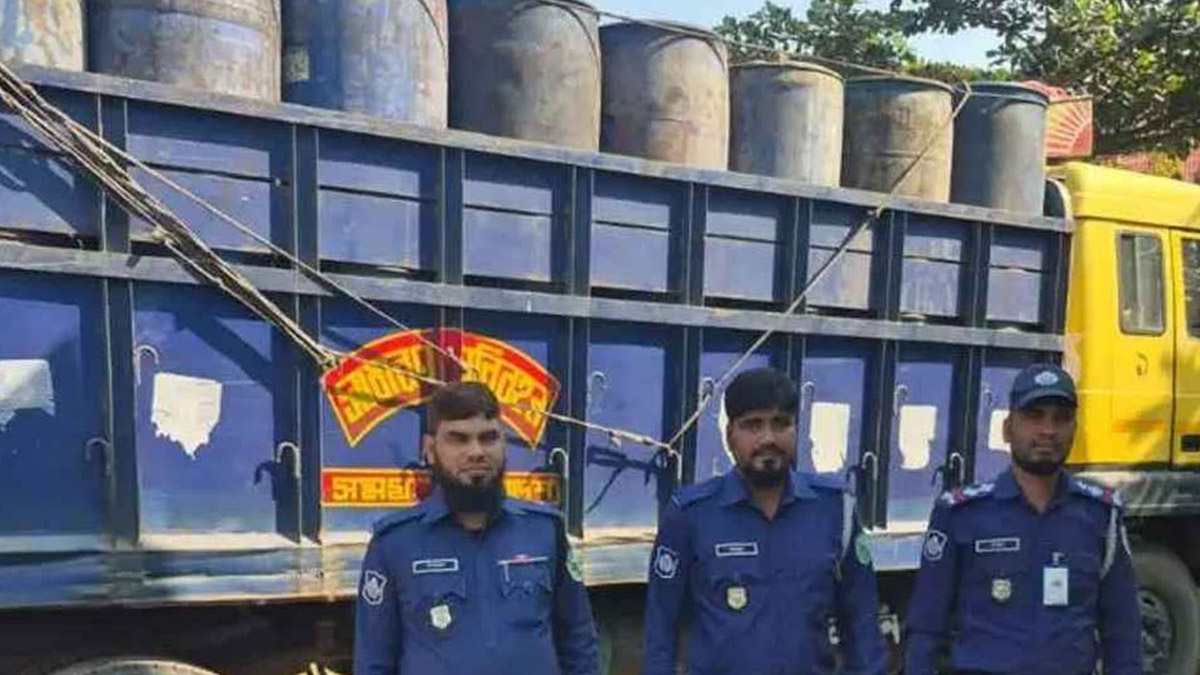 পুলিশ ট্রাকটি উদ্ধার করে নিজেদের হেফাজতে নিয়ে আসে।   ছবি- সংগৃহীত