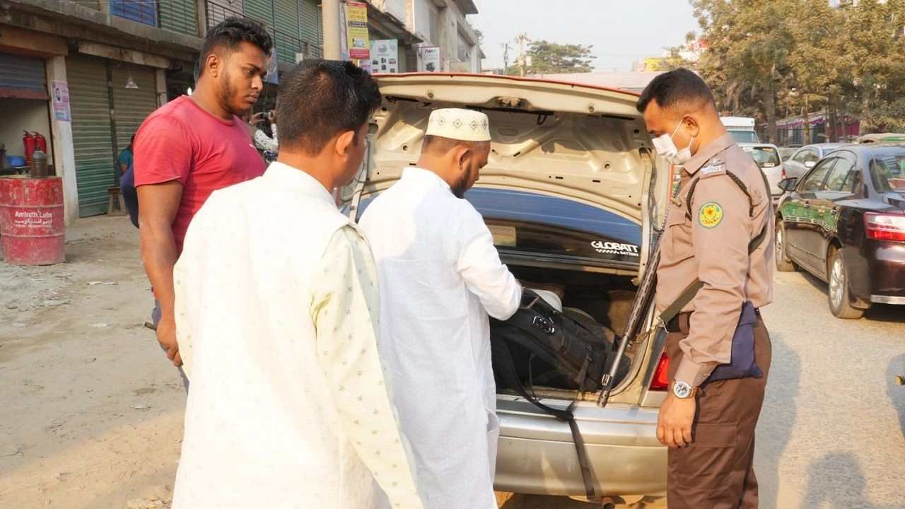 আইনশৃঙ্খলা পরিস্থিতি নিয়ন্ত্রণে আনতে চেকপোস্ট বসিয়ে পুলিশের তল্লাশি