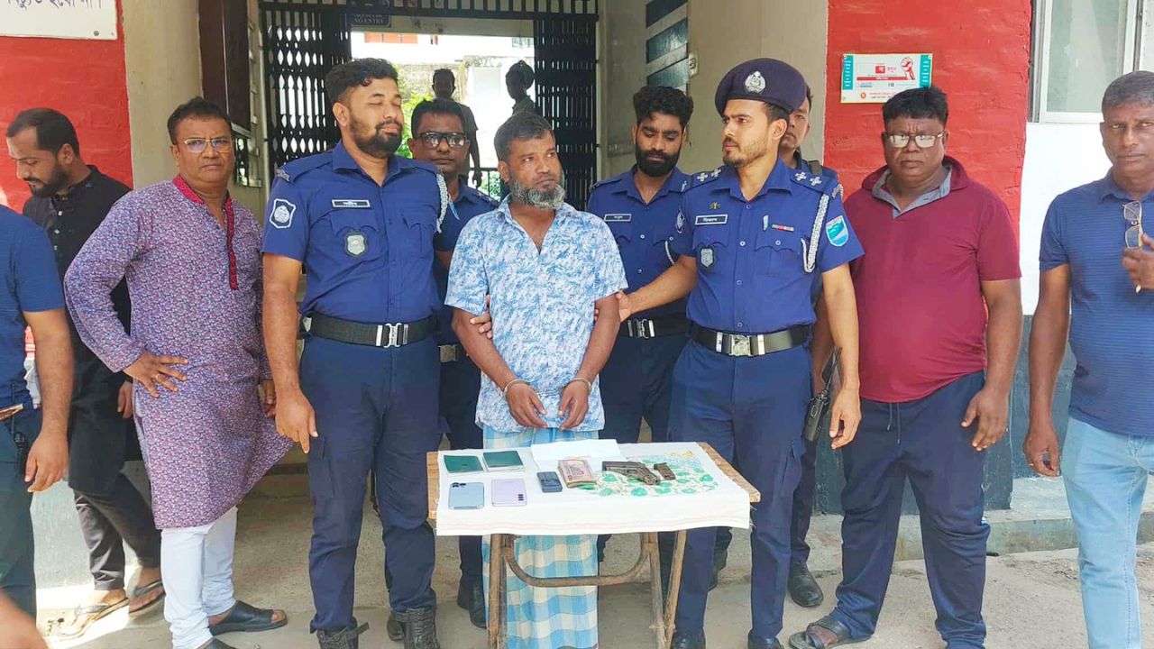 ওমর ফারুক আটক করেছে পুলিশ। ছবি- রূপালী বাংলাদেশ