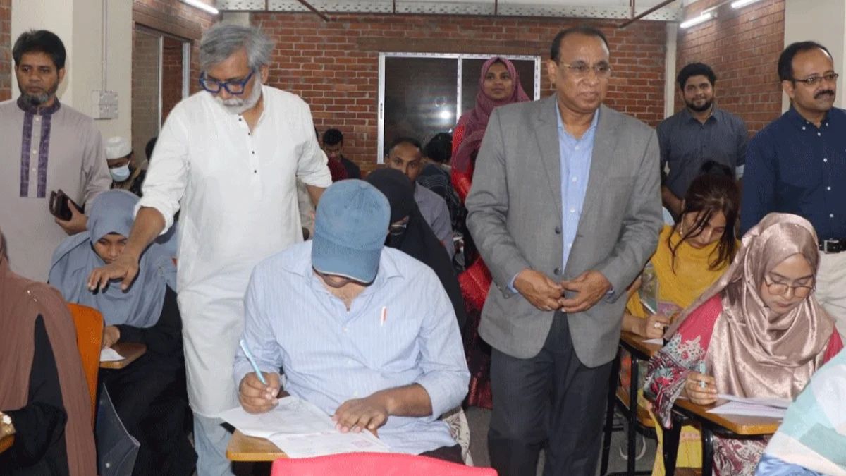 পরীক্ষা কেন্দ্র পরিদর্শন করছেন উপাচার্য