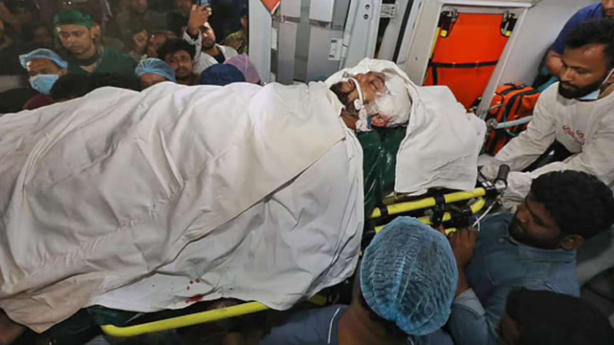 গুলিবিদ্ধ ওসমান হাদিকে নেওয়া হচ্ছে হাসপাতালে। ছবি- সংগৃহীত/*