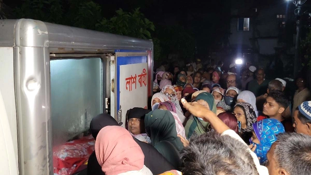 চিরনিদ্রায় শায়িত হলেন জাবির চারুকলা বিভাগের সহকারী অধ্যাপক জান্নাতুল ফেরদৌস মৌমিতা। ছবি- রূপালী বাংলাদেশ