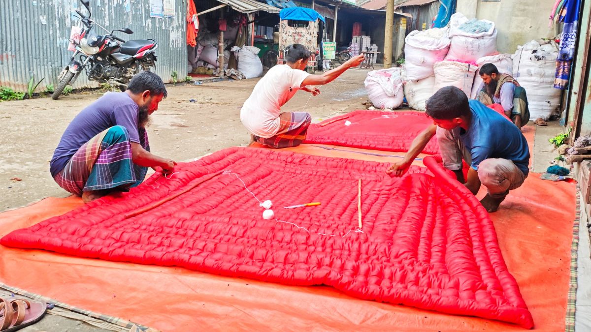 পাবনার ভাঙ্গুড়া উপজেলায় শীতের আগমনীতে ধুম পড়েছে লেপ-তোশক তৈরির। ছবি- রূপালী বাংলাদেশ