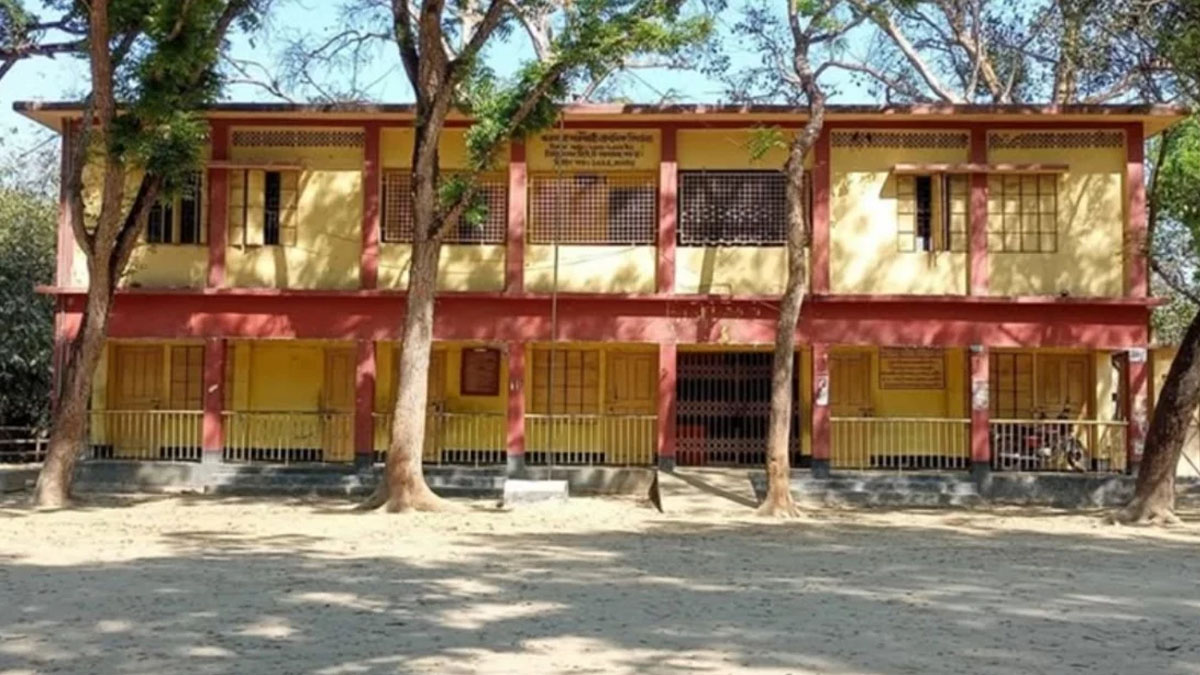 করমজা সরকারি প্রাথমিক বিদ্যালয় কেন্দ্রে এ ঘটনা ঘটে। ছবি : সংগৃহীত