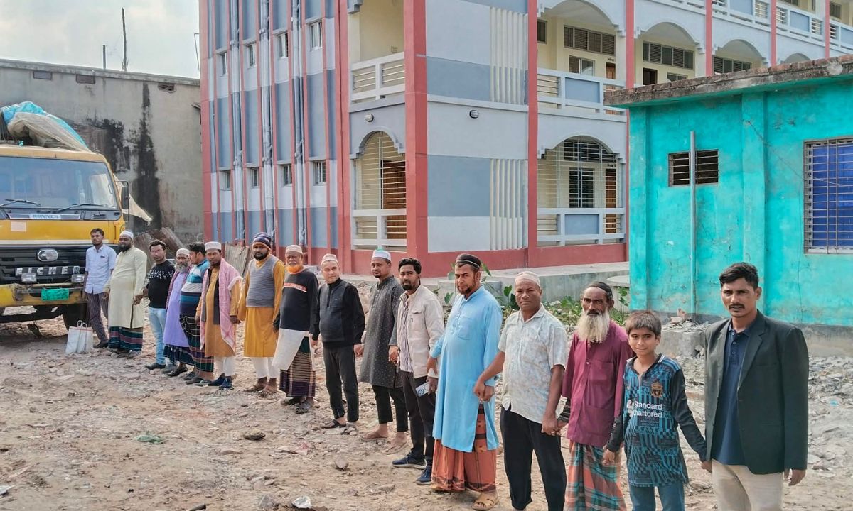 সড়ক বাঁকা করার অভিযোগে ও মাদ্রাসা রক্ষার দাবিতে সাধারণ মানুষের অংশগ্রহণে ফকির বাসা মোড় এলাকায় মানববন্ধন। ছবি- রূপালী বাংলাদেশ