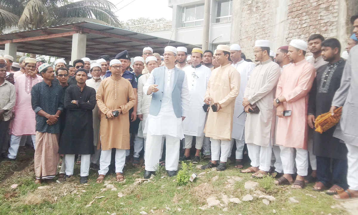 কক্সবাজারের পেকুয়ায় নিজ জন্মভূমিতে পবিত্র ঈদ ফিতর উদযাপন করেন স্বরাষ্ট্রমন্ত্রী সালাহউদ্দিন আহমদ। ছবি- রূপালী বাংলাদেশ
