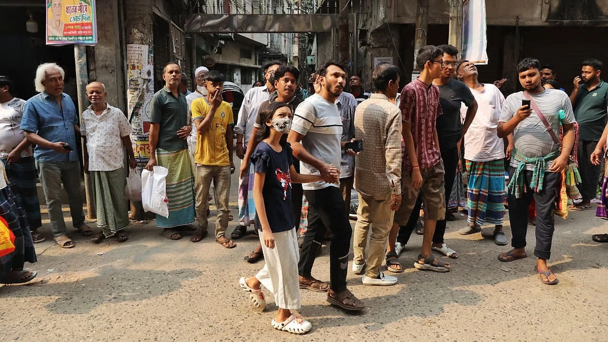 ভূমিকম্পের পরে সড়কে মানুষ। ছবি- সংগৃহীত